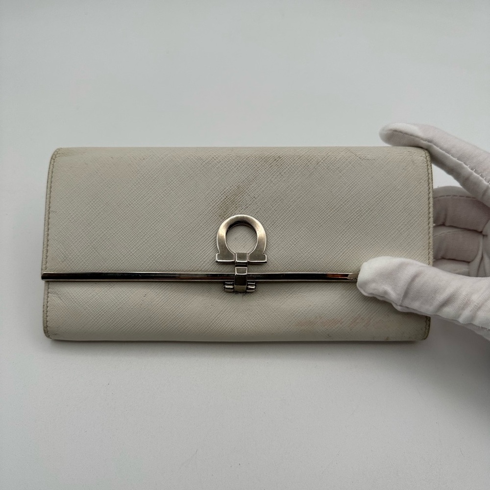 Salvatore Ferragamo Gancini Wallet great condition